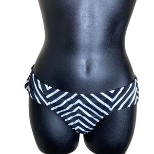 Victoria’s Secret small black/white chevron print bikini bottom rouched cheeky